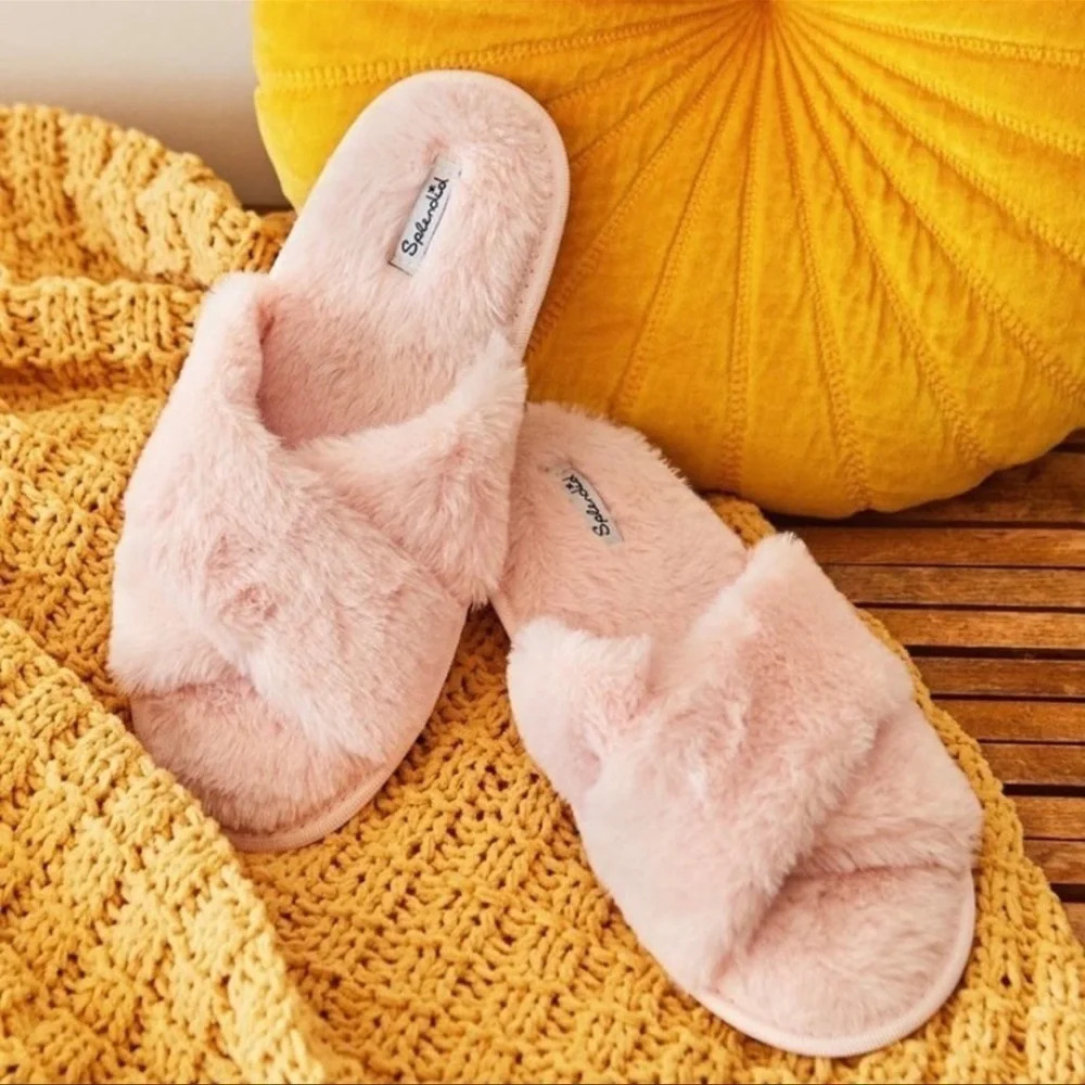 Splendid Pink Faux Fur Slippers​​​​​​​​